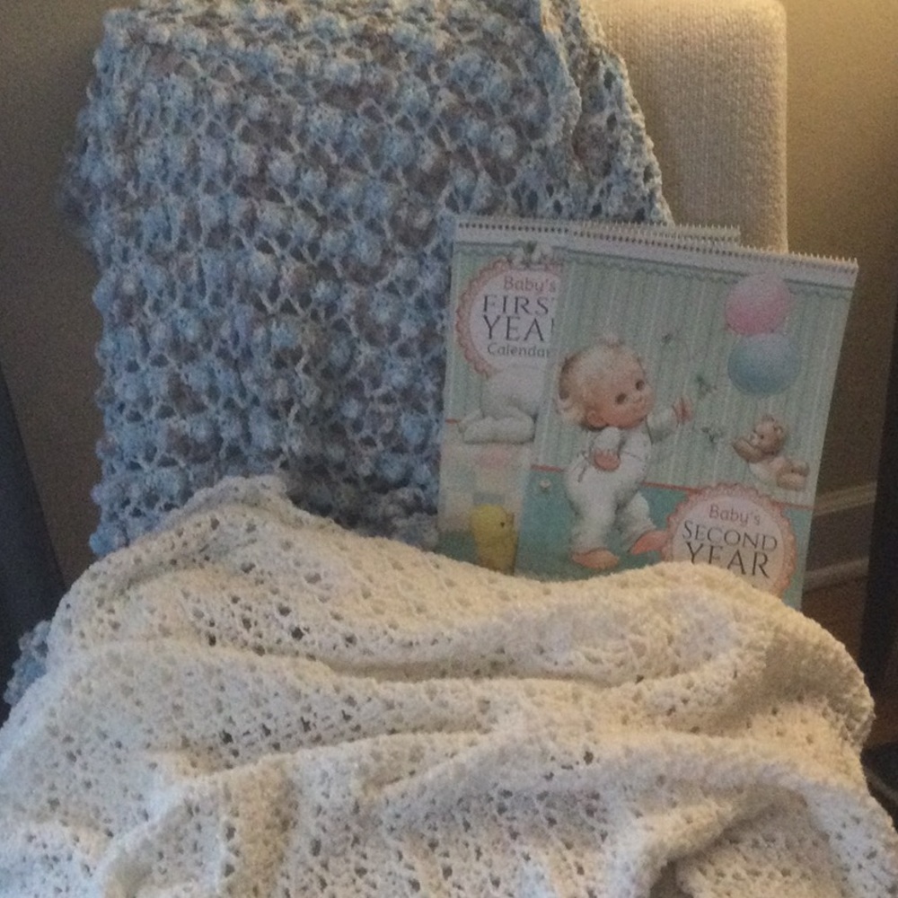 Set 2 baby afghans with 2 milestone calendars.